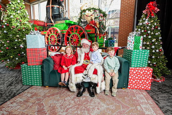 RKPhoto-2025-TheCharlestonSanta-Nov30-1074