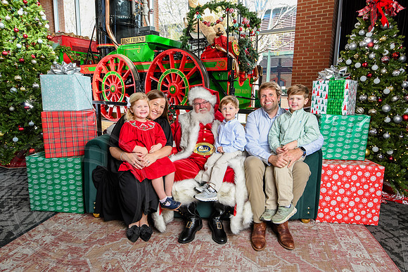 RKPhoto-2025-TheCharlestonSanta-Nov30-1075