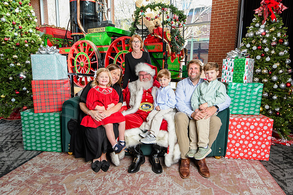 RKPhoto-2025-TheCharlestonSanta-Nov30-1076