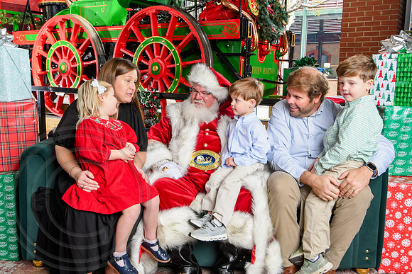 RKPhoto-2025-TheCharlestonSanta-Nov30-1077