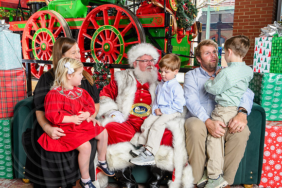 RKPhoto-2025-TheCharlestonSanta-Nov30-1078