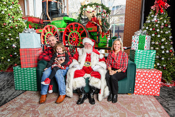 RKPhoto-2025-TheCharlestonSanta-Nov30-1079