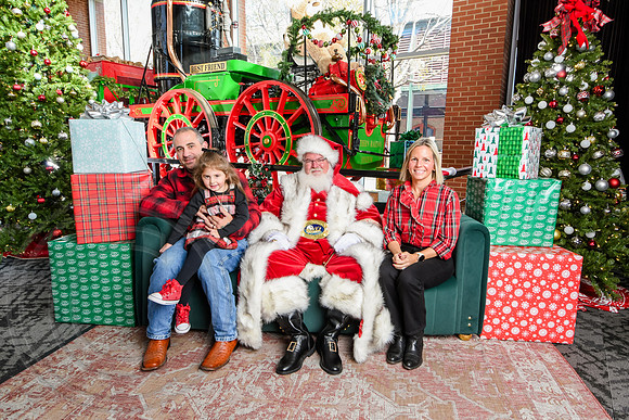 RKPhoto-2025-TheCharlestonSanta-Nov30-1080