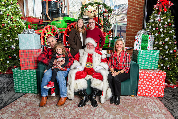 RKPhoto-2025-TheCharlestonSanta-Nov30-1081