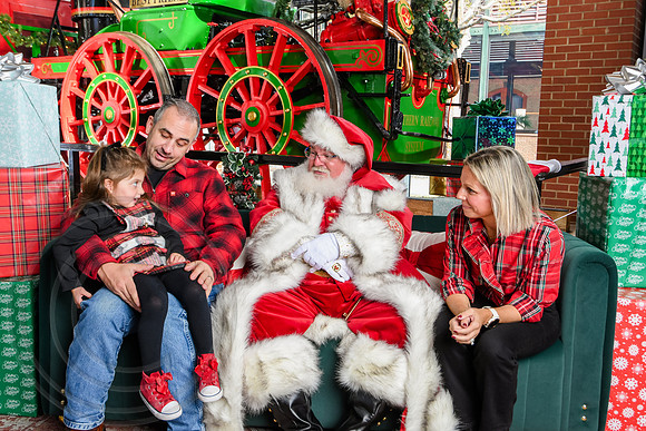 RKPhoto-2025-TheCharlestonSanta-Nov30-1082
