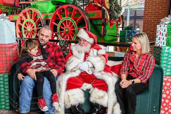 RKPhoto-2025-TheCharlestonSanta-Nov30-1083