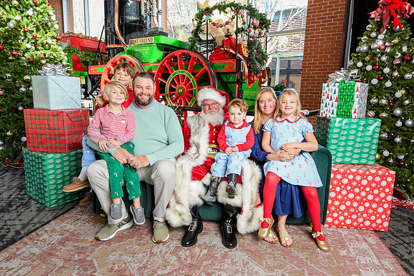 RKPhoto-2025-TheCharlestonSanta-Nov30-1086
