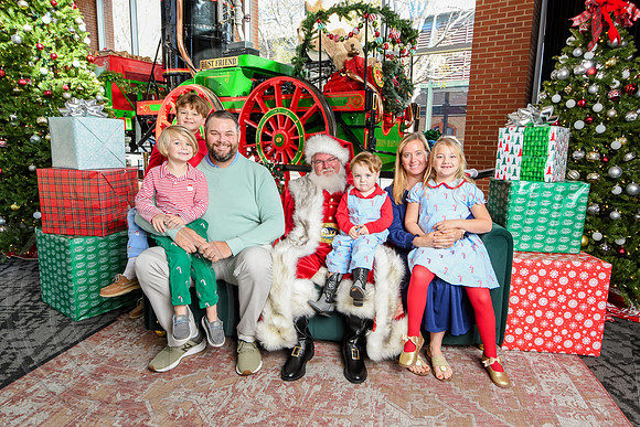 RKPhoto-2025-TheCharlestonSanta-Nov30-1087