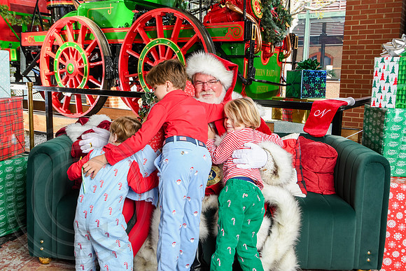 RKPhoto-2025-TheCharlestonSanta-Nov30-1089