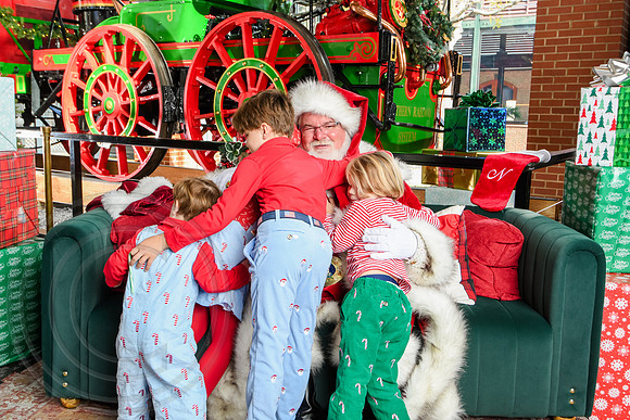 RKPhoto-2025-TheCharlestonSanta-Nov30-1090