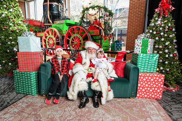 RKPhoto-2025-TheCharlestonSanta-Nov30-1091