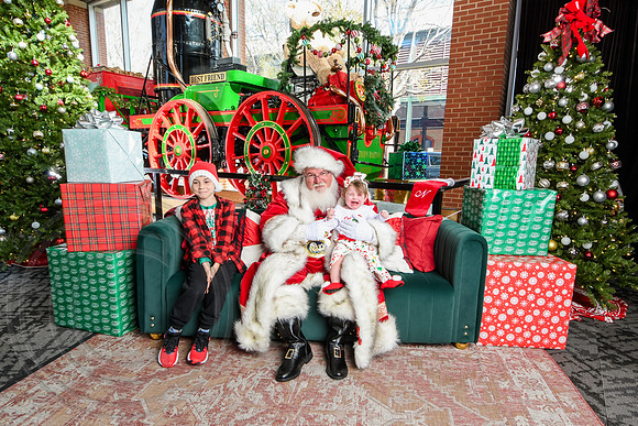 RKPhoto-2025-TheCharlestonSanta-Nov30-1092