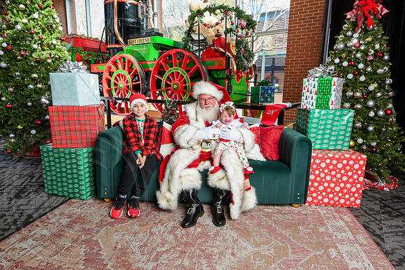RKPhoto-2025-TheCharlestonSanta-Nov30-1093