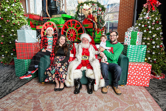 RKPhoto-2025-TheCharlestonSanta-Nov30-1094