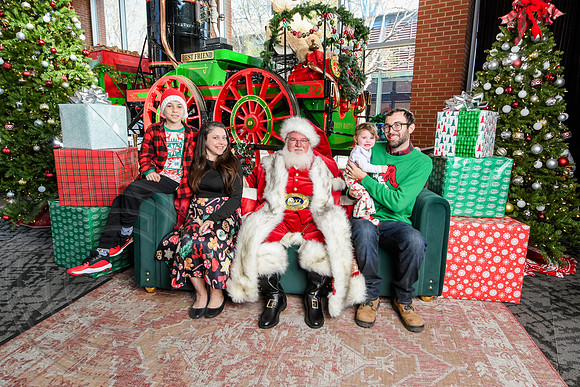 RKPhoto-2025-TheCharlestonSanta-Nov30-1095