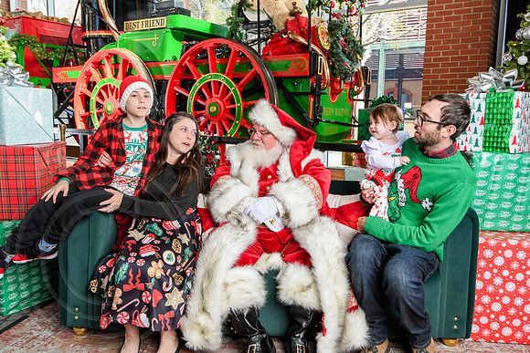 RKPhoto-2025-TheCharlestonSanta-Nov30-1096
