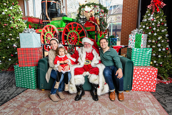 RKPhoto-2025-TheCharlestonSanta-Nov30-1097