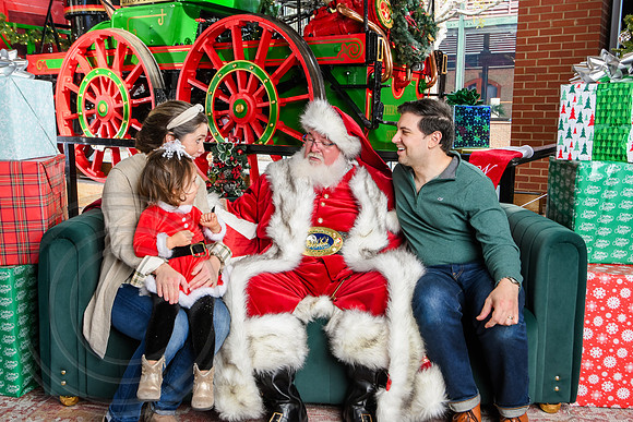 RKPhoto-2025-TheCharlestonSanta-Nov30-1098