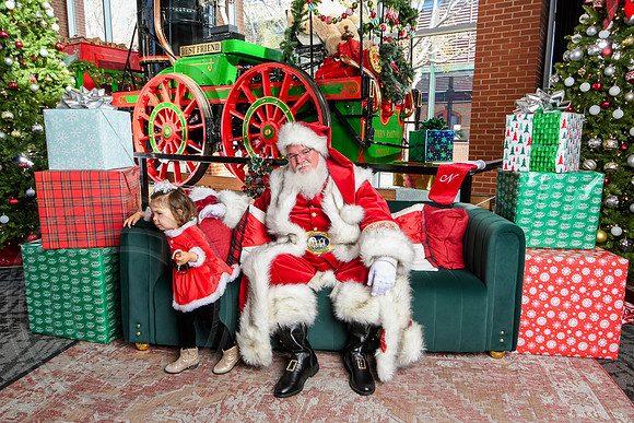 RKPhoto-2025-TheCharlestonSanta-Nov30-1100