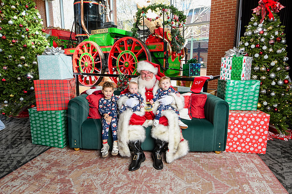 RKPhoto-2025-TheCharlestonSanta-Nov30-1101