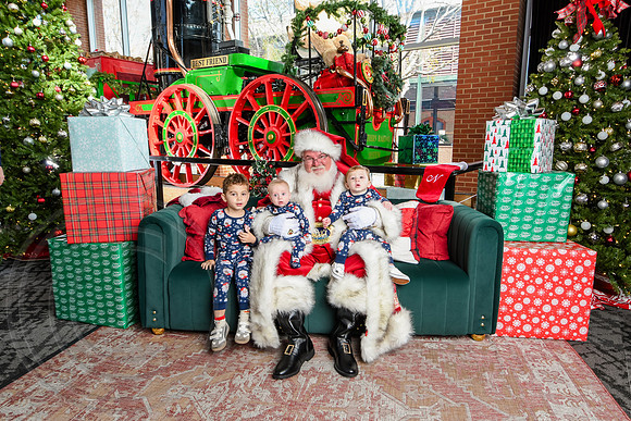 RKPhoto-2025-TheCharlestonSanta-Nov30-1102