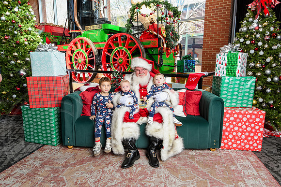 RKPhoto-2025-TheCharlestonSanta-Nov30-1103