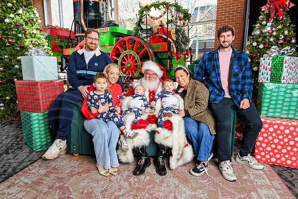 RKPhoto-2025-TheCharlestonSanta-Nov30-1104