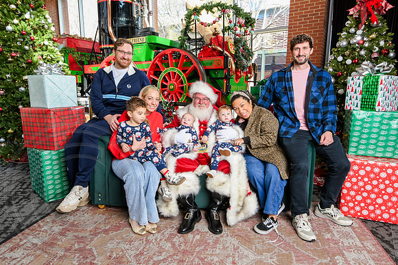 RKPhoto-2025-TheCharlestonSanta-Nov30-1105