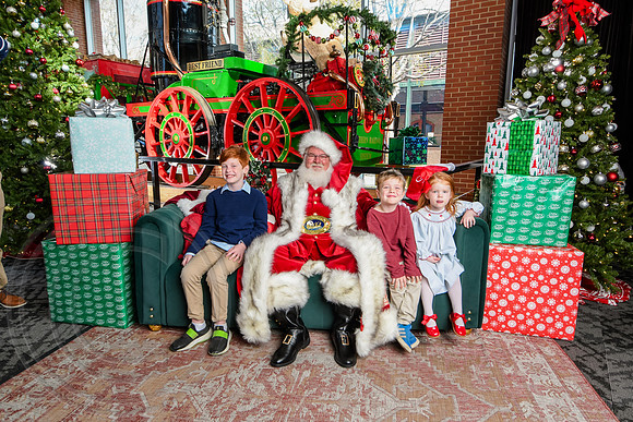 RKPhoto-2025-TheCharlestonSanta-Nov30-1108