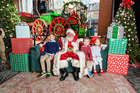 RKPhoto-2025-TheCharlestonSanta-Nov30-1109