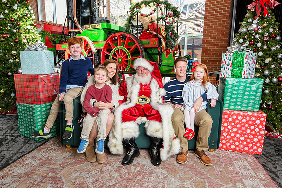 RKPhoto-2025-TheCharlestonSanta-Nov30-1110