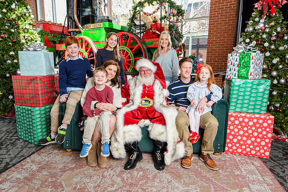 RKPhoto-2025-TheCharlestonSanta-Nov30-1112