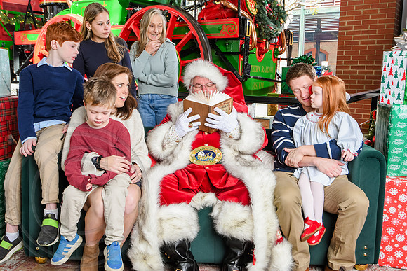 RKPhoto-2025-TheCharlestonSanta-Nov30-1113