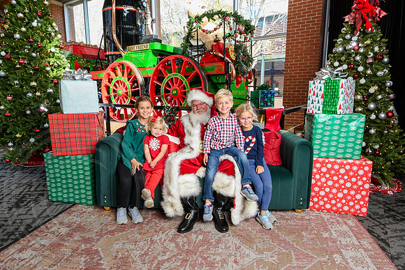 RKPhoto-2025-TheCharlestonSanta-Nov30-1120