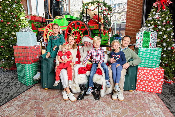 RKPhoto-2025-TheCharlestonSanta-Nov30-1121