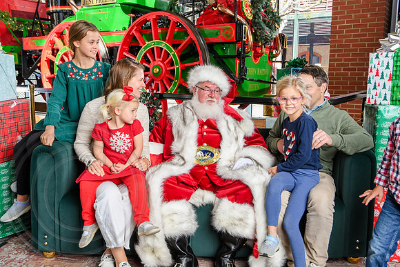 RKPhoto-2025-TheCharlestonSanta-Nov30-1123