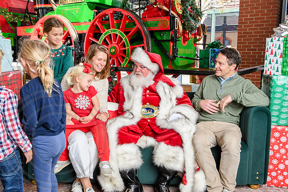 RKPhoto-2025-TheCharlestonSanta-Nov30-1124