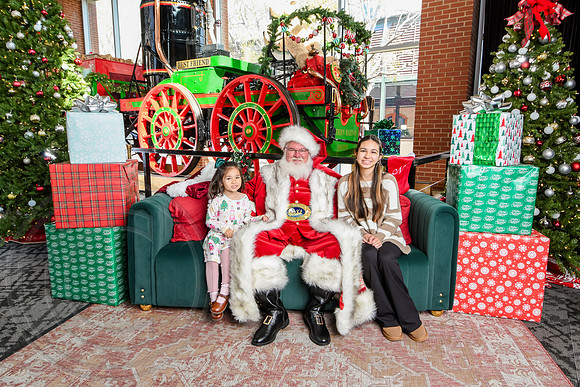 RKPhoto-2025-TheCharlestonSanta-Nov30-1125