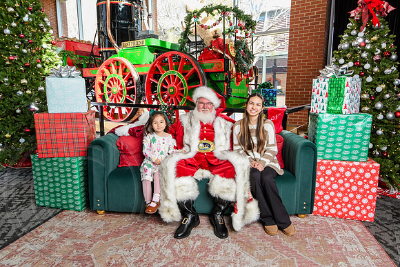 RKPhoto-2025-TheCharlestonSanta-Nov30-1126