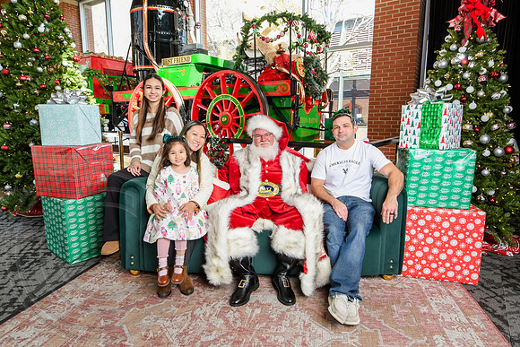 RKPhoto-2025-TheCharlestonSanta-Nov30-1127