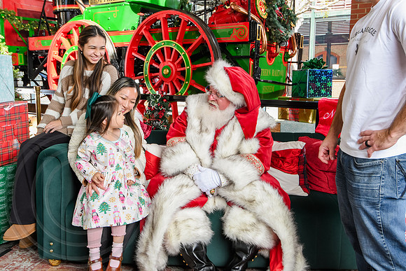 RKPhoto-2025-TheCharlestonSanta-Nov30-1128