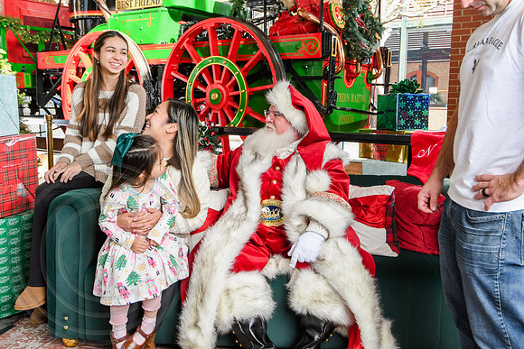 RKPhoto-2025-TheCharlestonSanta-Nov30-1129