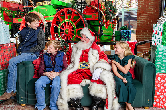 RKPhoto-2025-TheCharlestonSanta-Nov30-1132
