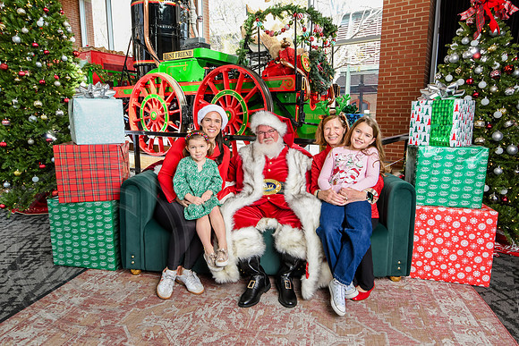 RKPhoto-2025-TheCharlestonSanta-Nov30-1134