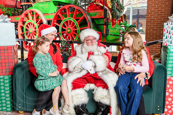 RKPhoto-2025-TheCharlestonSanta-Nov30-1137