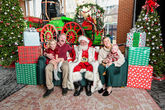 RKPhoto-2025-TheCharlestonSanta-Nov30-1139