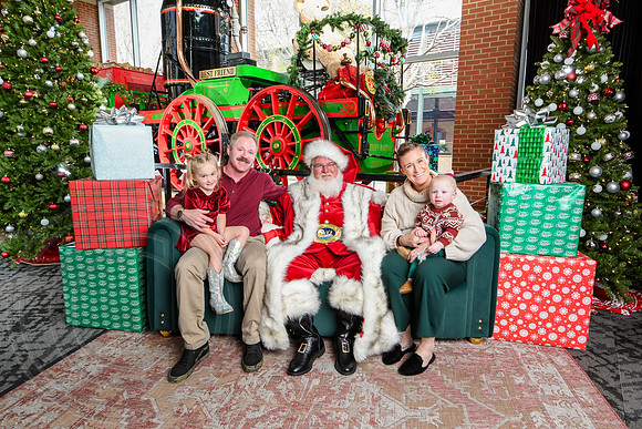 RKPhoto-2025-TheCharlestonSanta-Nov30-1141