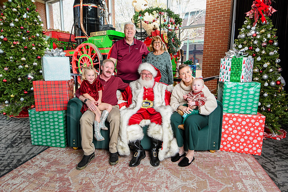 RKPhoto-2025-TheCharlestonSanta-Nov30-1142