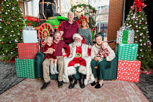 RKPhoto-2025-TheCharlestonSanta-Nov30-1143