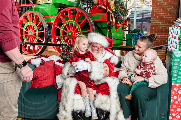 RKPhoto-2025-TheCharlestonSanta-Nov30-1144